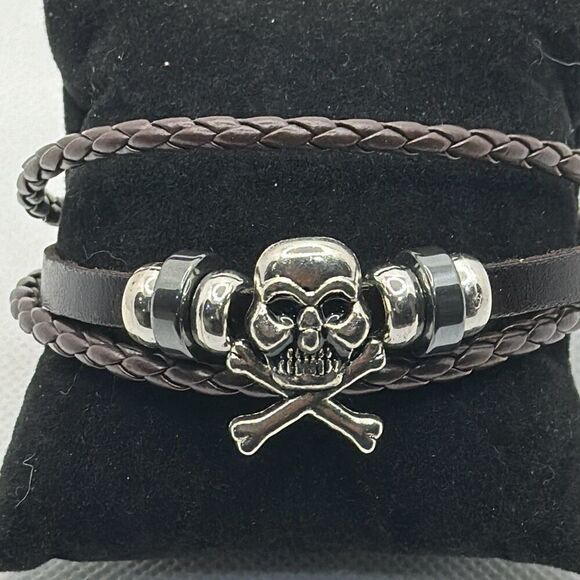 Brand New!! Leather and metal skull and crossbones bracelet - Picture 1 of 5